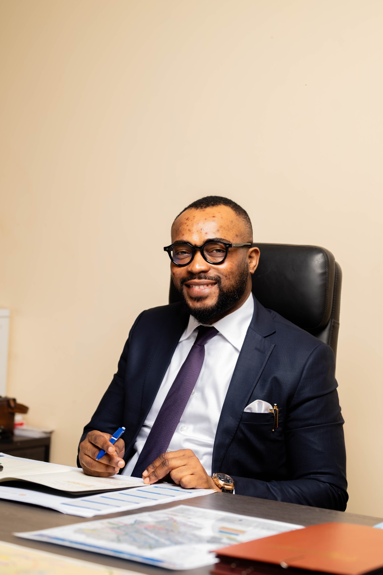 Yves Mafongo Makanda souriant à son bureau