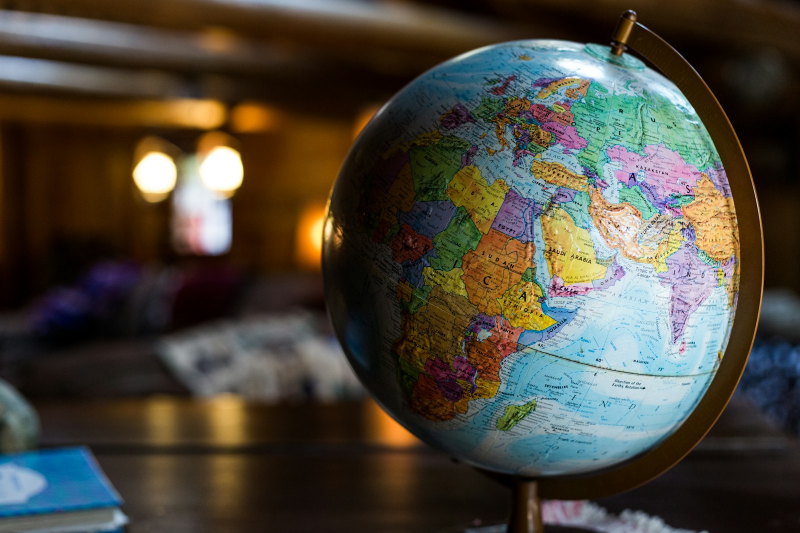 À propos Globe terrestre sur un bureau