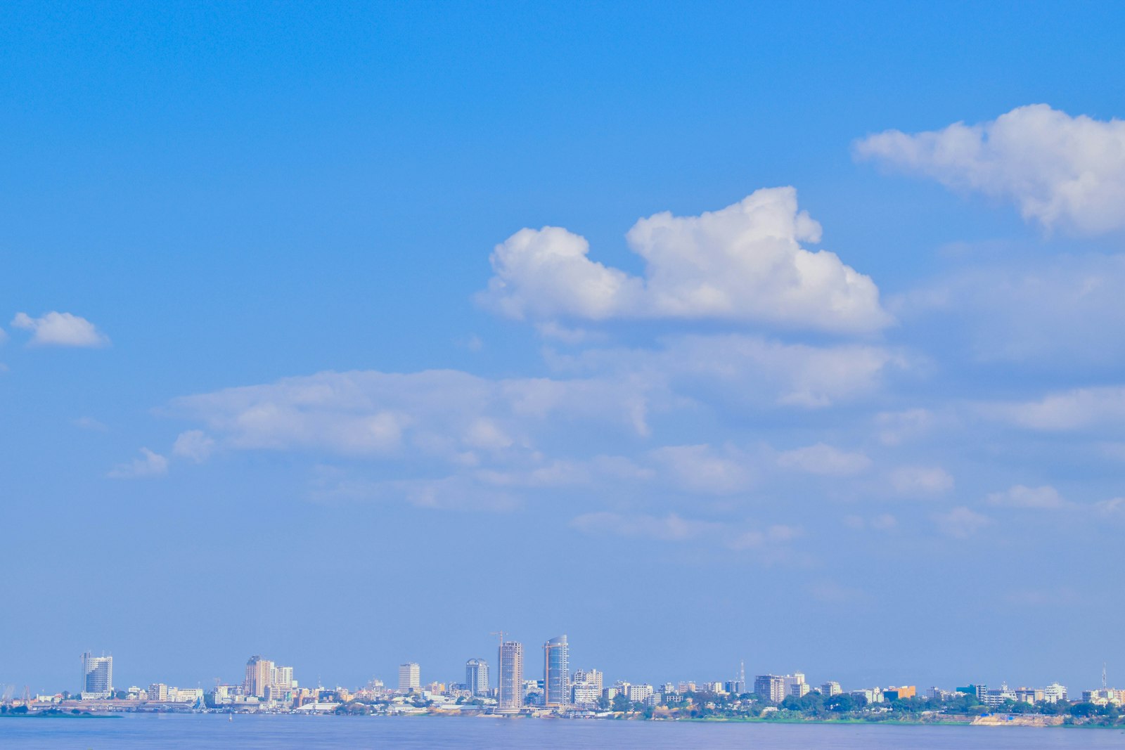 Accueil Kinshasa vue depuis le fleuve Congo