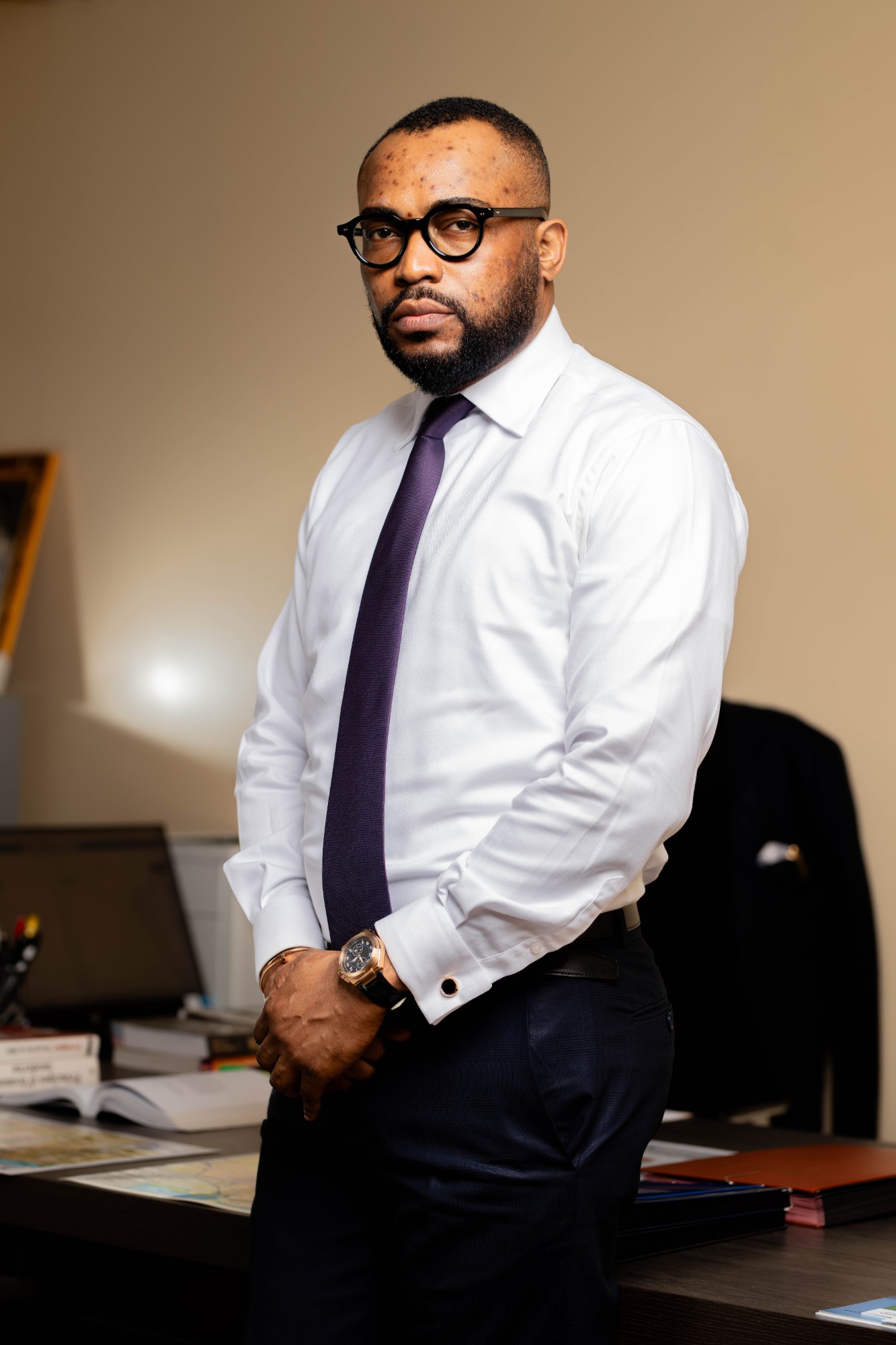 Accueil Yves Mafongo Makanda dans son bureau