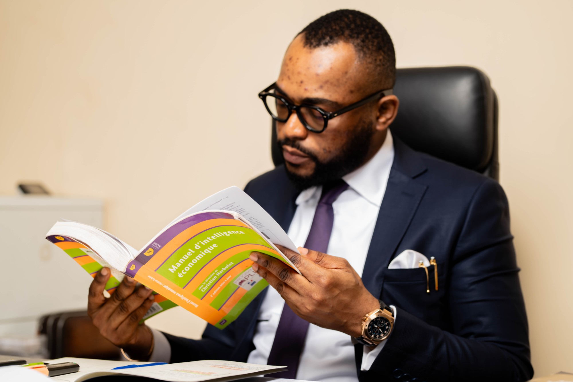 Publications Yves Mafongo Makanda lisant un manuel d'intelligence économique