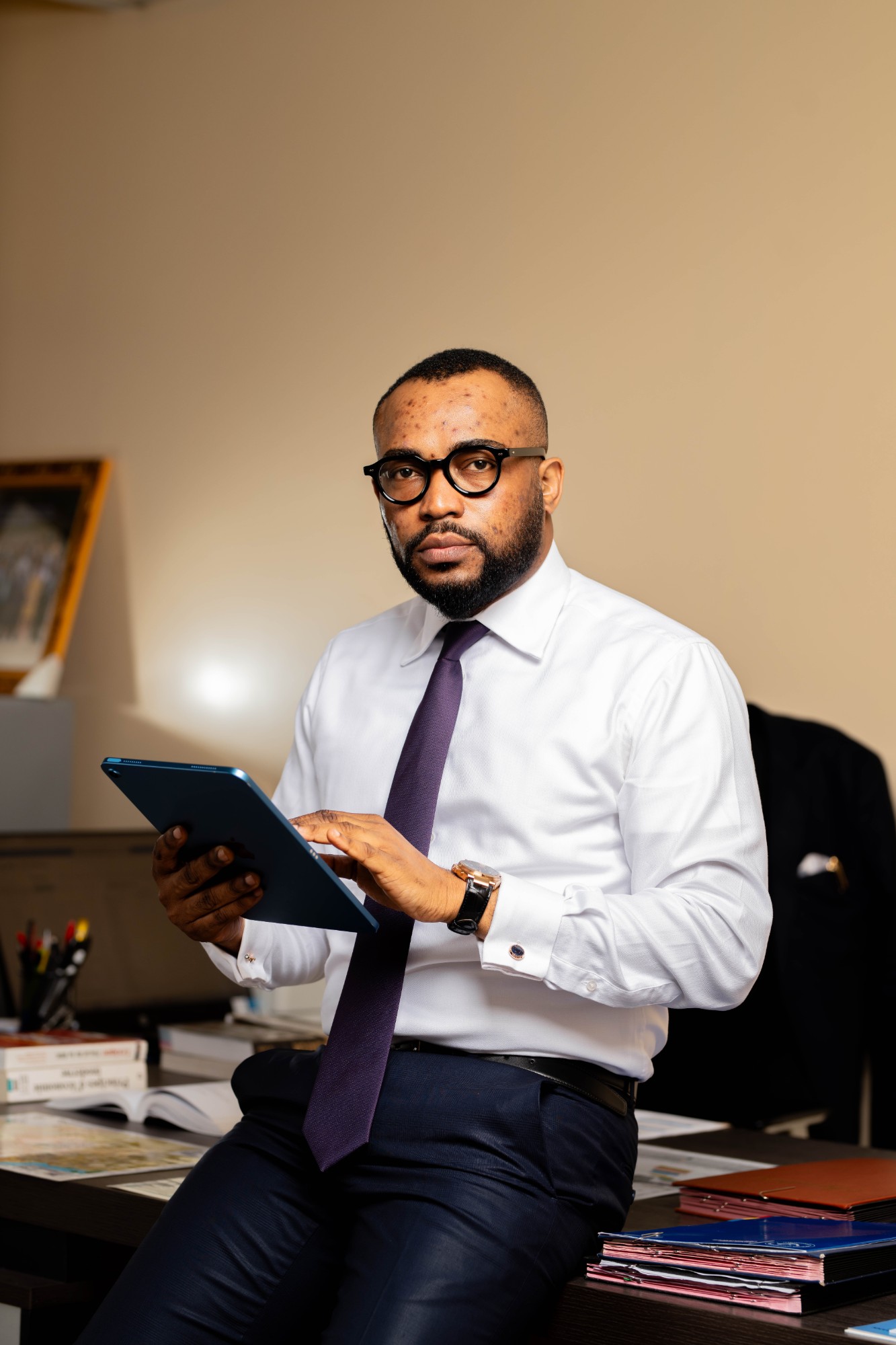 Expertise Yves Mafongo Makanda consultant une tablette
